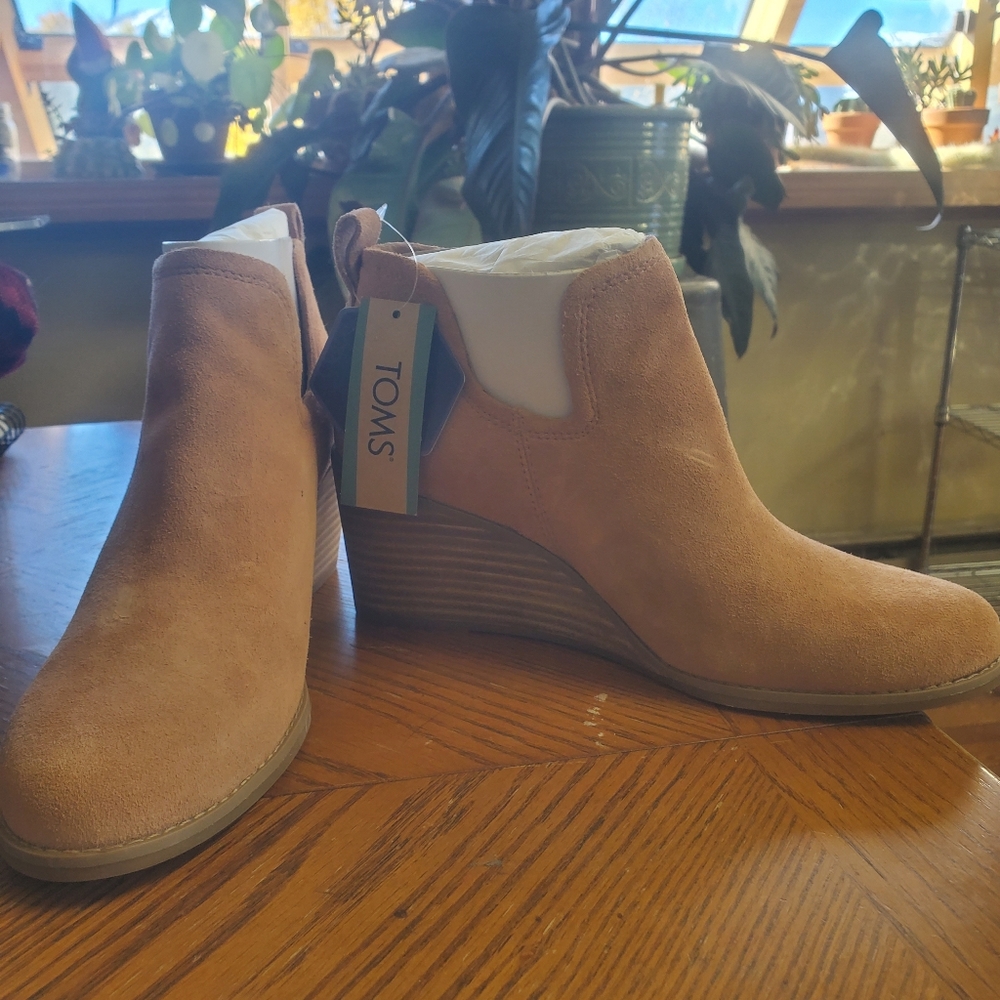 Tom's wedge heel NWT